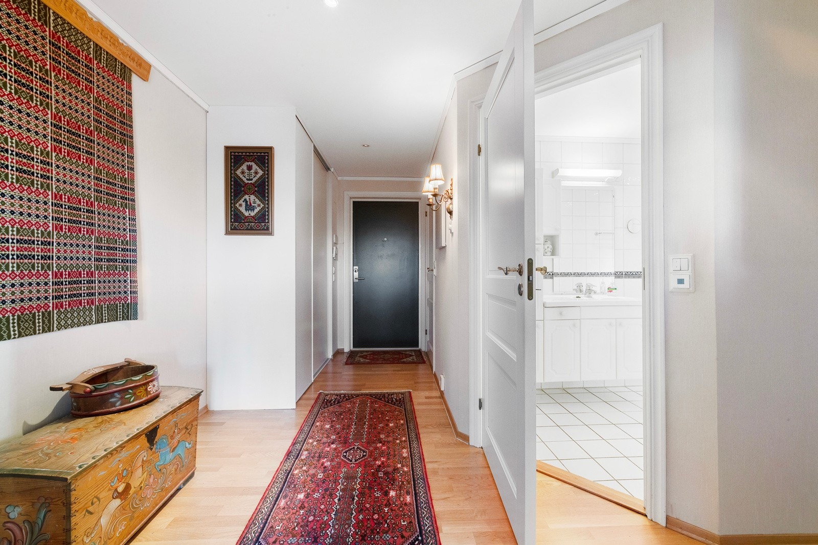 Hall med skyvedørsgarderobe Galleribilde