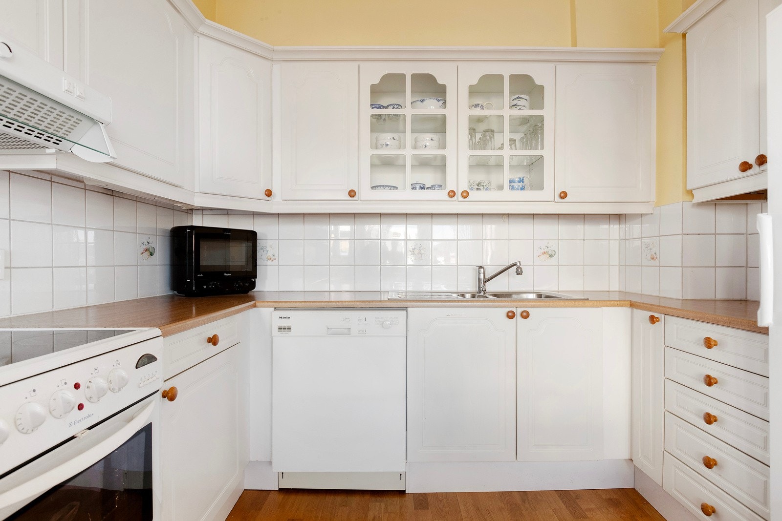 Innholdsrik innredning med god skap og benkplass. Intergrerte hvitevarer Galleribilde