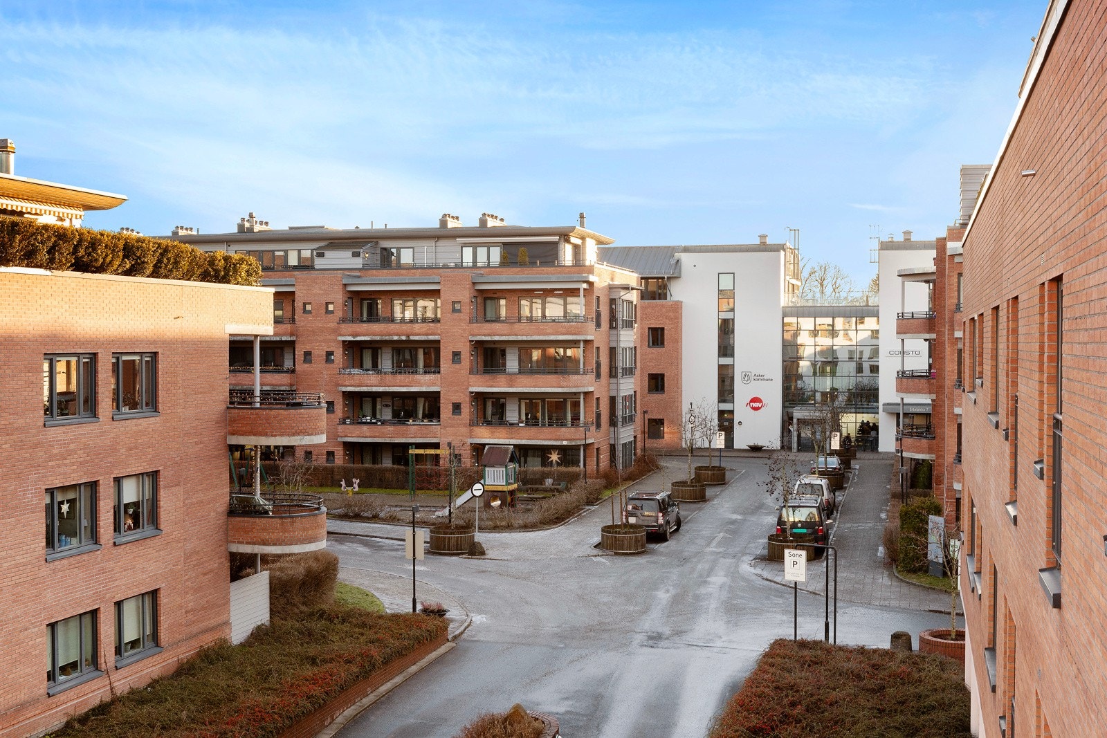 Erteløkka har med sine leilighetsbygg og næringslokaler dannet en indre rolig bakgård som er pent opparbeidet med bed, sittebenker, lekeplass og hellebelagt internveier. Galleribilde