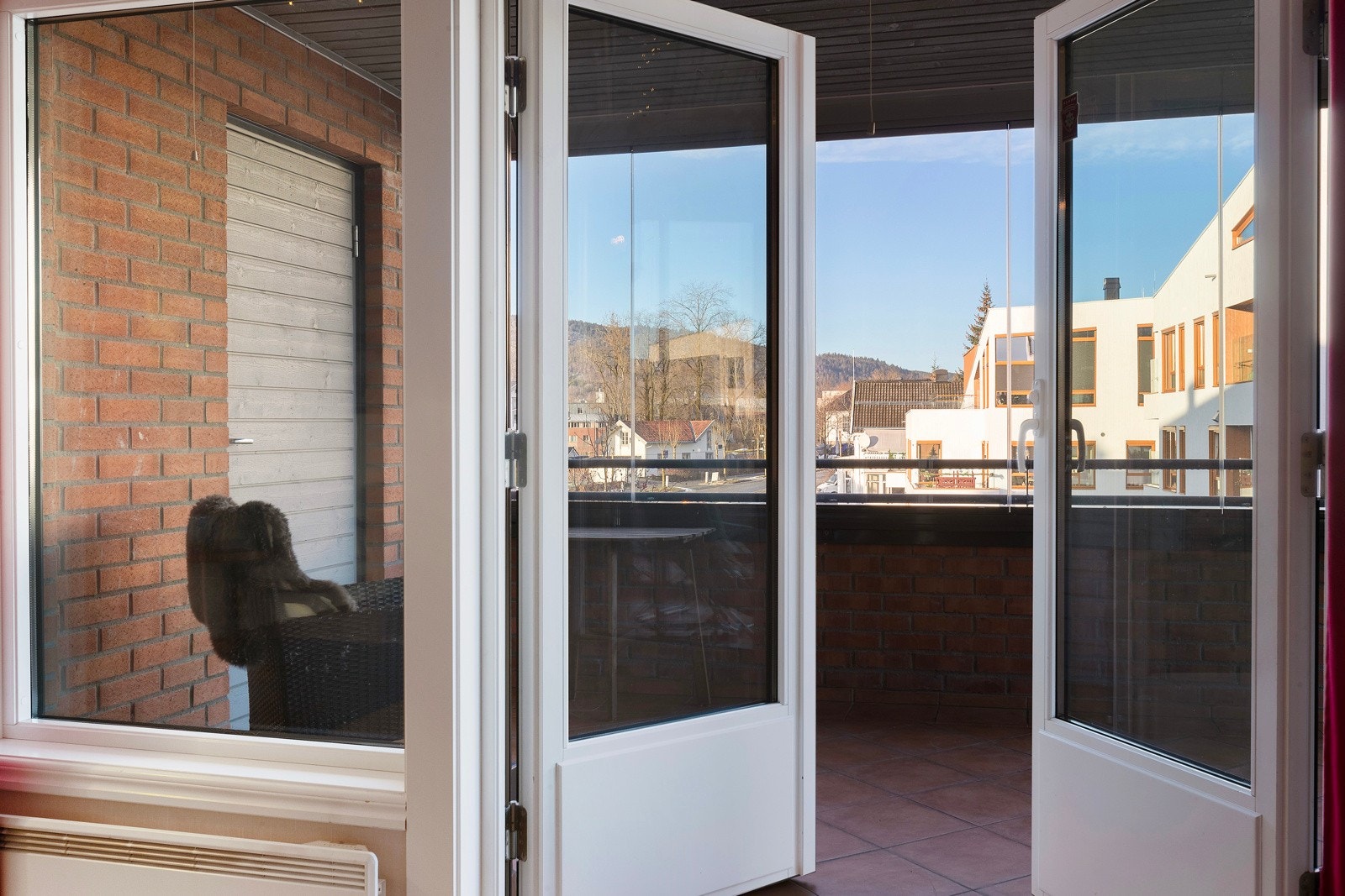 To-fløyet dør ut til overbygget og innglasset terrasse Galleribilde