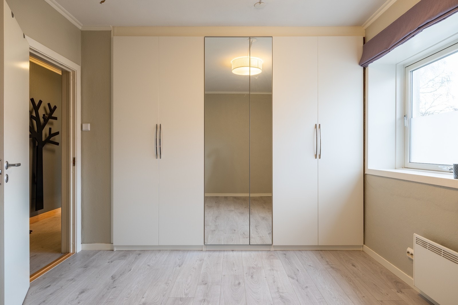 Soverommet er på ca. 12 m² og har godt med skapplass. Galleribilde