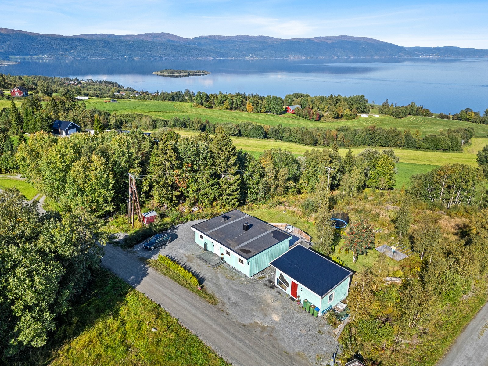 Velkommen til Vennesvegen 171 - en sjarmerende enebolig på en etasje oppprinnelig fra 1971, flyttet til stedet og pusset opp i 2022. Galleribilde