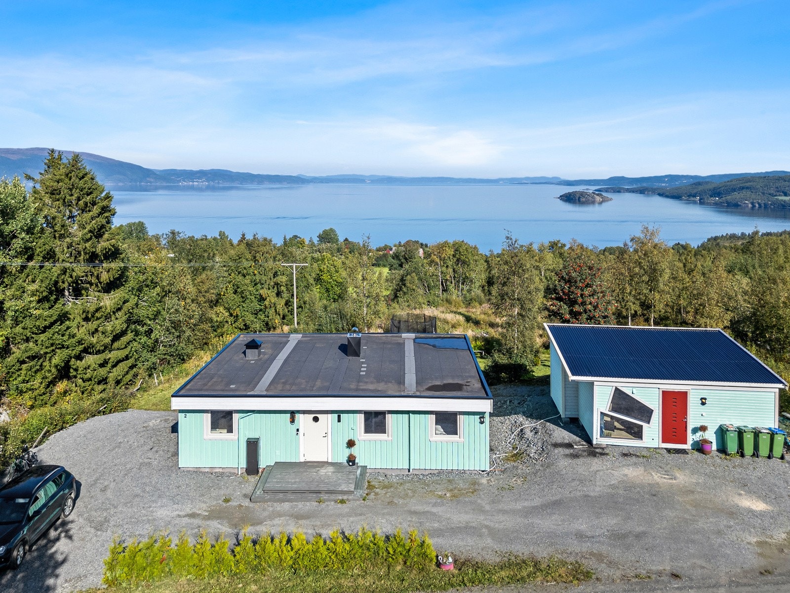 Solrik eiendomm beliggende landlig til i Mosvika. Vakker sjøutsikt og sol fra morgen til kveld Galleribilde