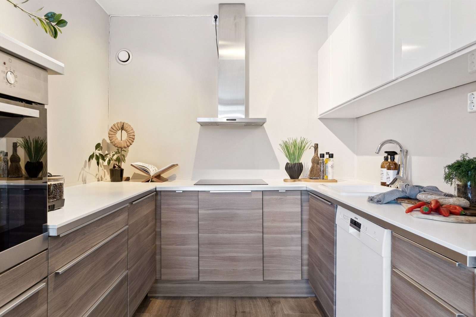 Kjøkkenet har god skap- og benkeplass, og integrert i innredningen er det platetopp og kombinert kjøl/frys fra 2023. Galleribilde