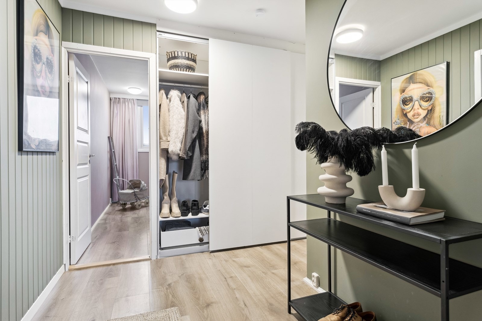 Man ønskes velkommen av en innbydende entré, der yttertøyet enkelt ryddes bort i en stor skyvedørsgarderobe. Galleribilde