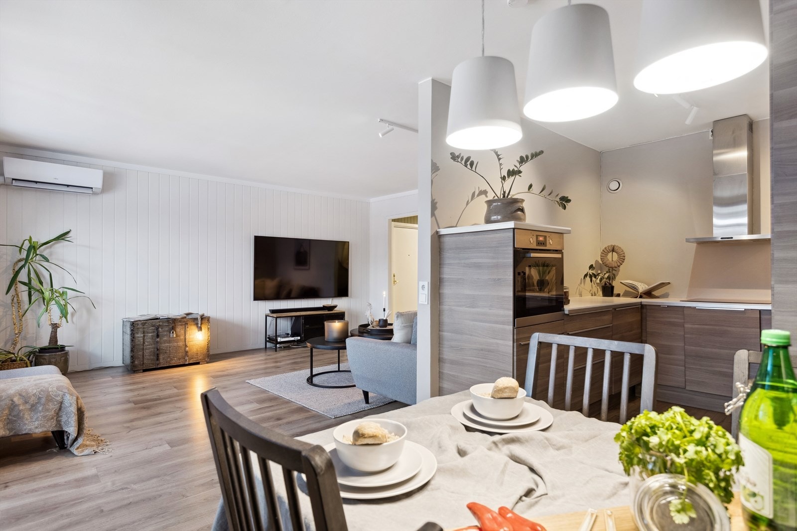 Stuen er naturlig inndelt i ulike soner, og det passer utmerket å innrede med spisebord utenfor kjøkkenet. Galleribilde