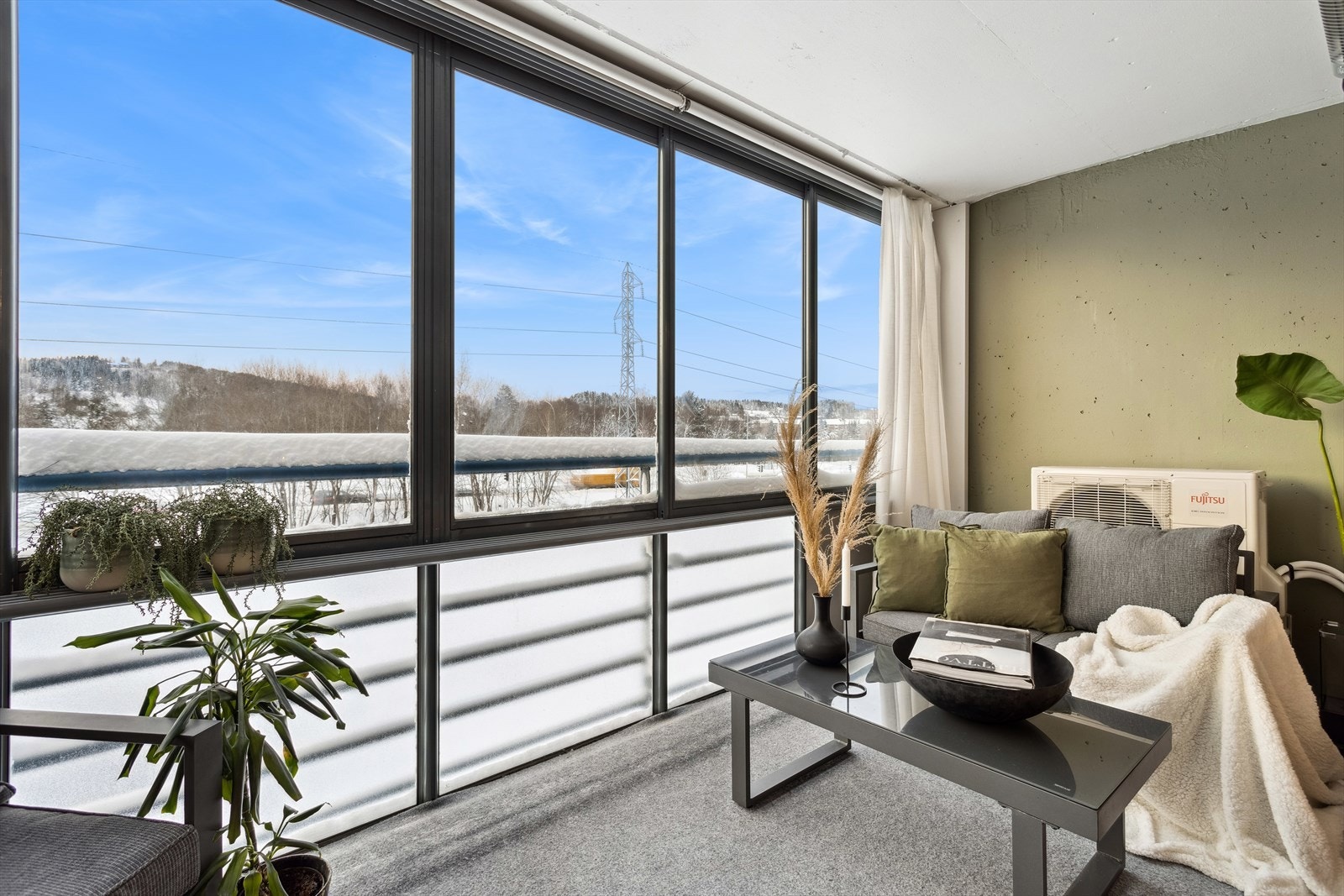 Stuen har utgang til en innglasset balkong, der vinduene kan skyves til side for å slippe sommeren helt inn. Galleribilde