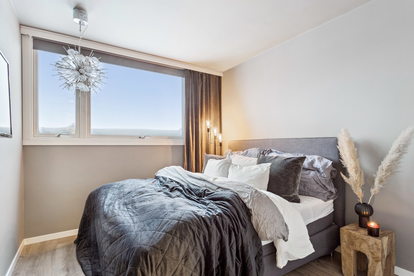 Tre soverom ligger vegg i vegg, med arealer på henholdsvis ca. 6,5, 6,5 og 10,5 kvm. Galleribilde