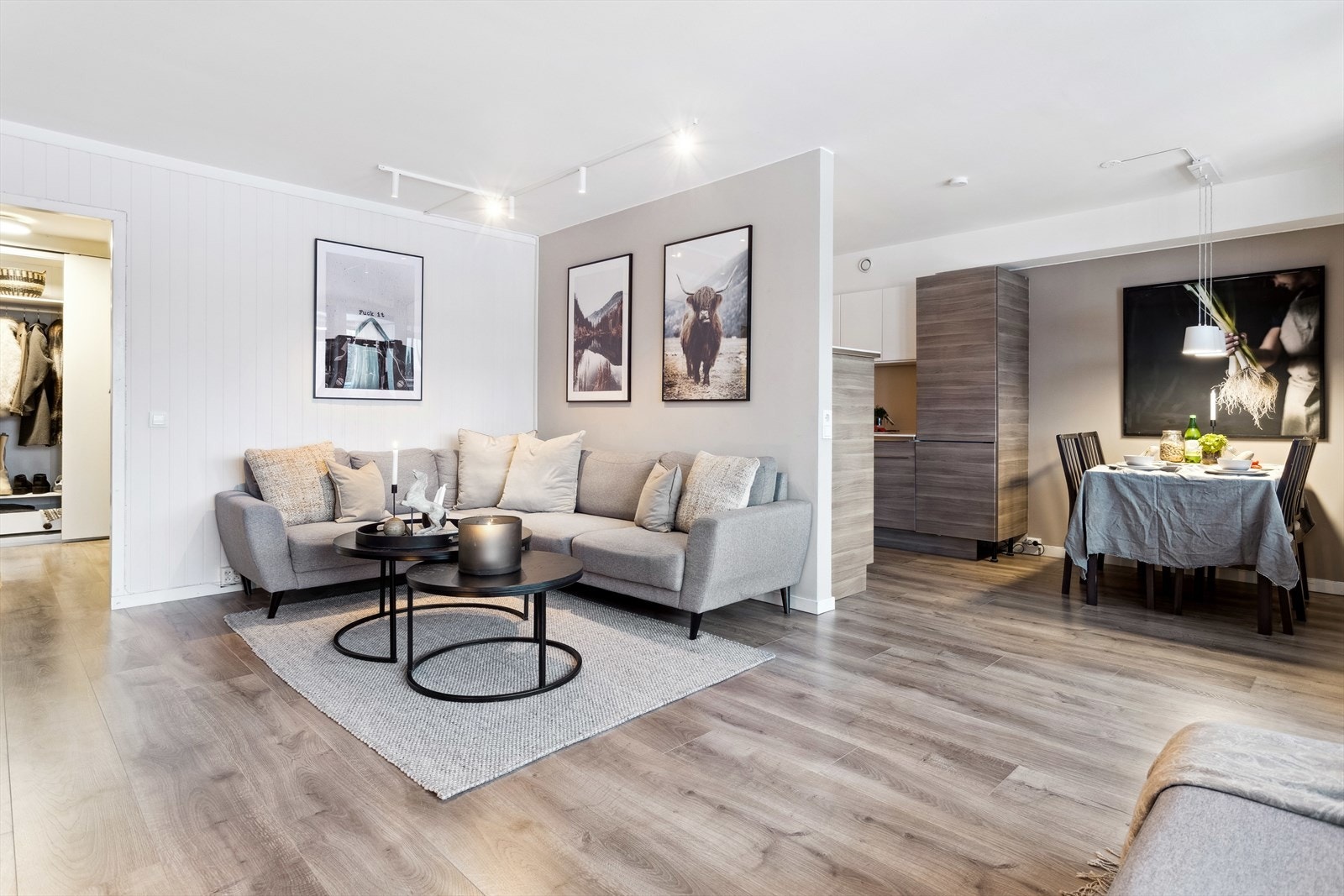 Stuen og kjøkkenet danner et åpent og sosialt allrom med klart avdelte soner. Galleribilde