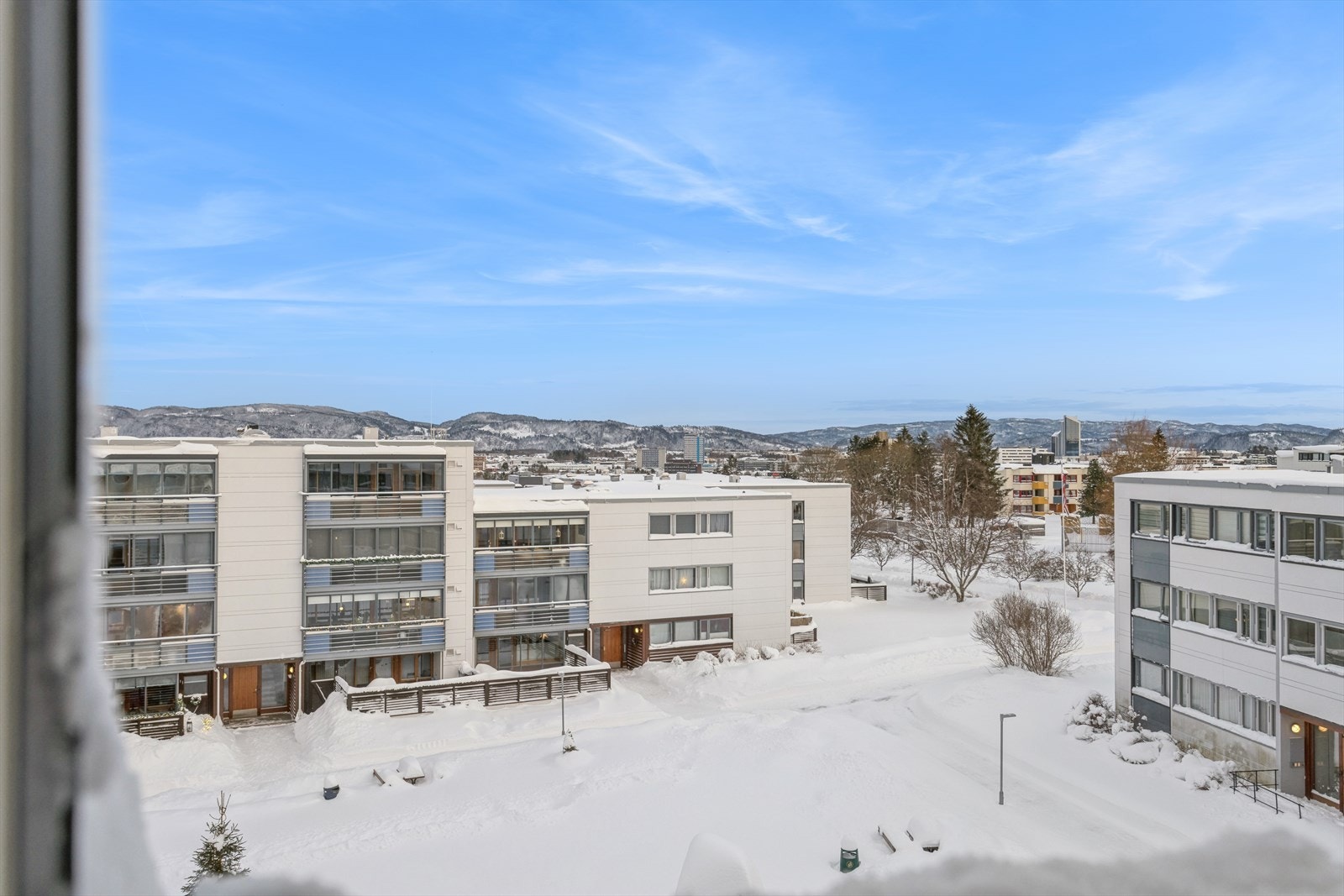På balkongen får man fin utsikt over nærliggende naturområder. Galleribilde