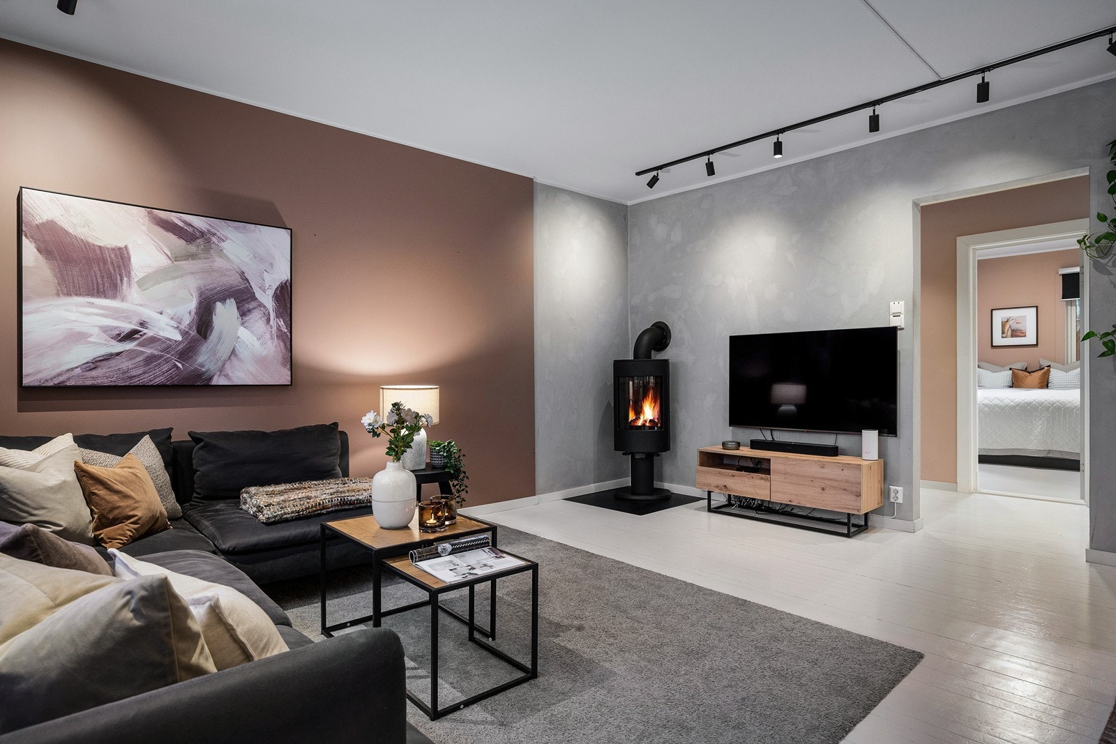 Koselig vedovn i stuen som gir ekstra med varme og hygge de sene vinterkveldene Galleribilde