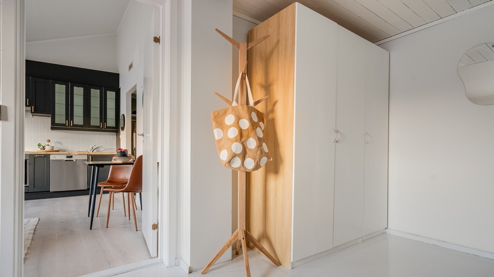 God plass til oppbevaring av klær i stort garderobeskap Galleribilde