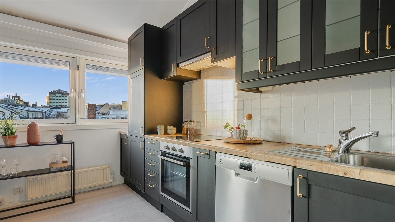 Kjøkkenet er utstyrt med integrerte hvitevarer som kjøle-/fryseskap, komfyr og platetopp, samt opplegg for oppvaskmaskin Galleribilde