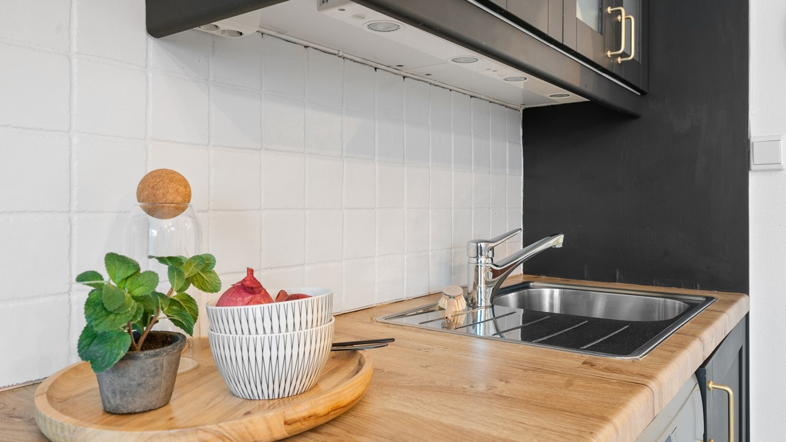 Lekre fliser mellom over- og underskap Galleribilde