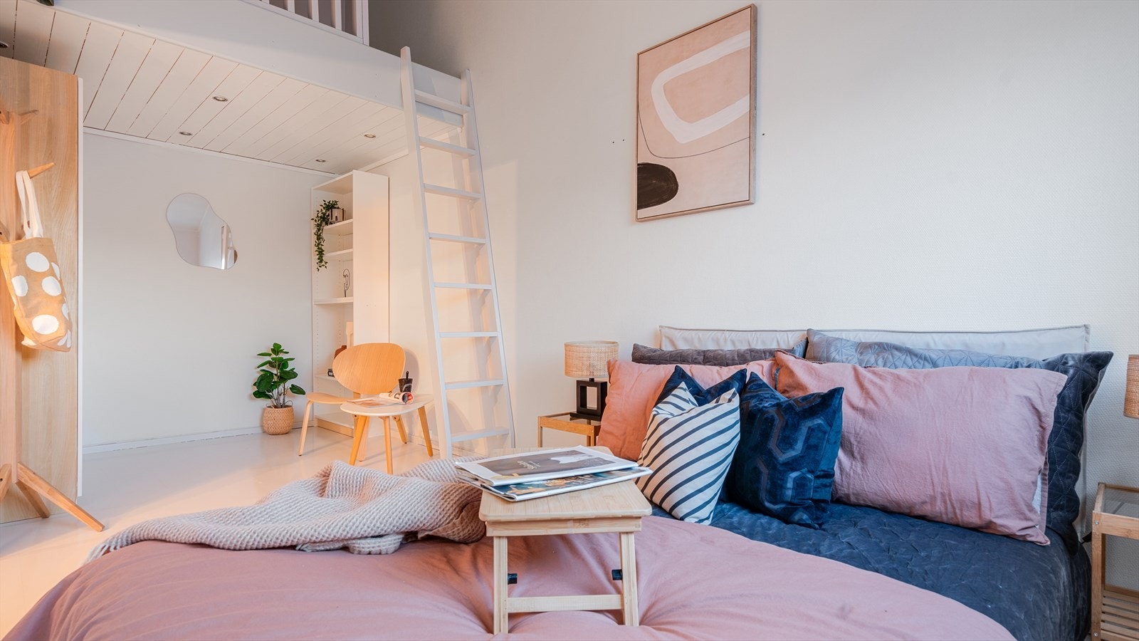 Soverommet er av god størrelse med god plass til dobbeltseng, nattbord, garderobeskap og kontorpult Galleribilde