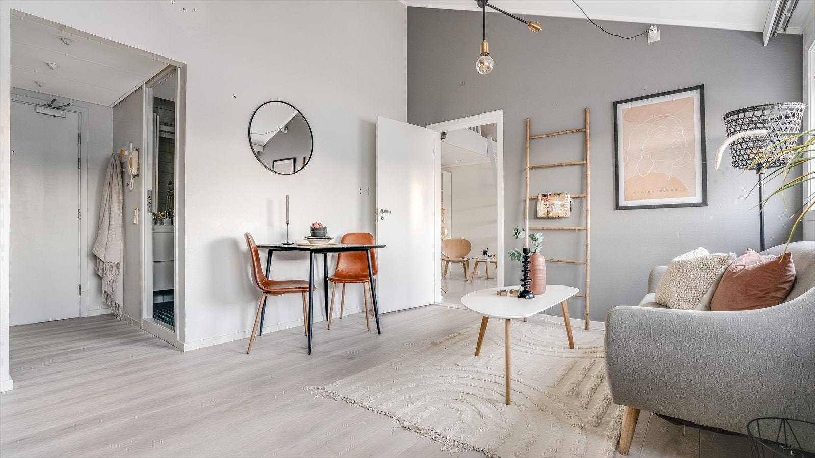 Stuen har en luftig planløsning med god takhøyde og store vindusflater som slipper inn godt med naturlig lys Galleribilde