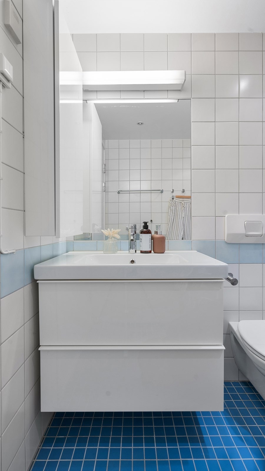 Baderomsinnredningen består av servantskap, dusjsone, toalett og opplegg for vaskemaskin Galleribilde