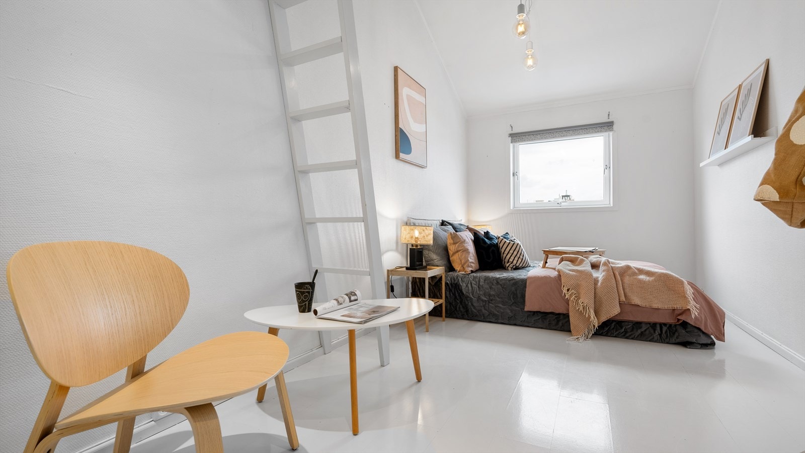 På gulvet er det malt laminatgulv, og vindusflate utført med to-lags isolerglass fra 2002 bidrar til at soverommet oppleves som lyst og luftig Galleribilde