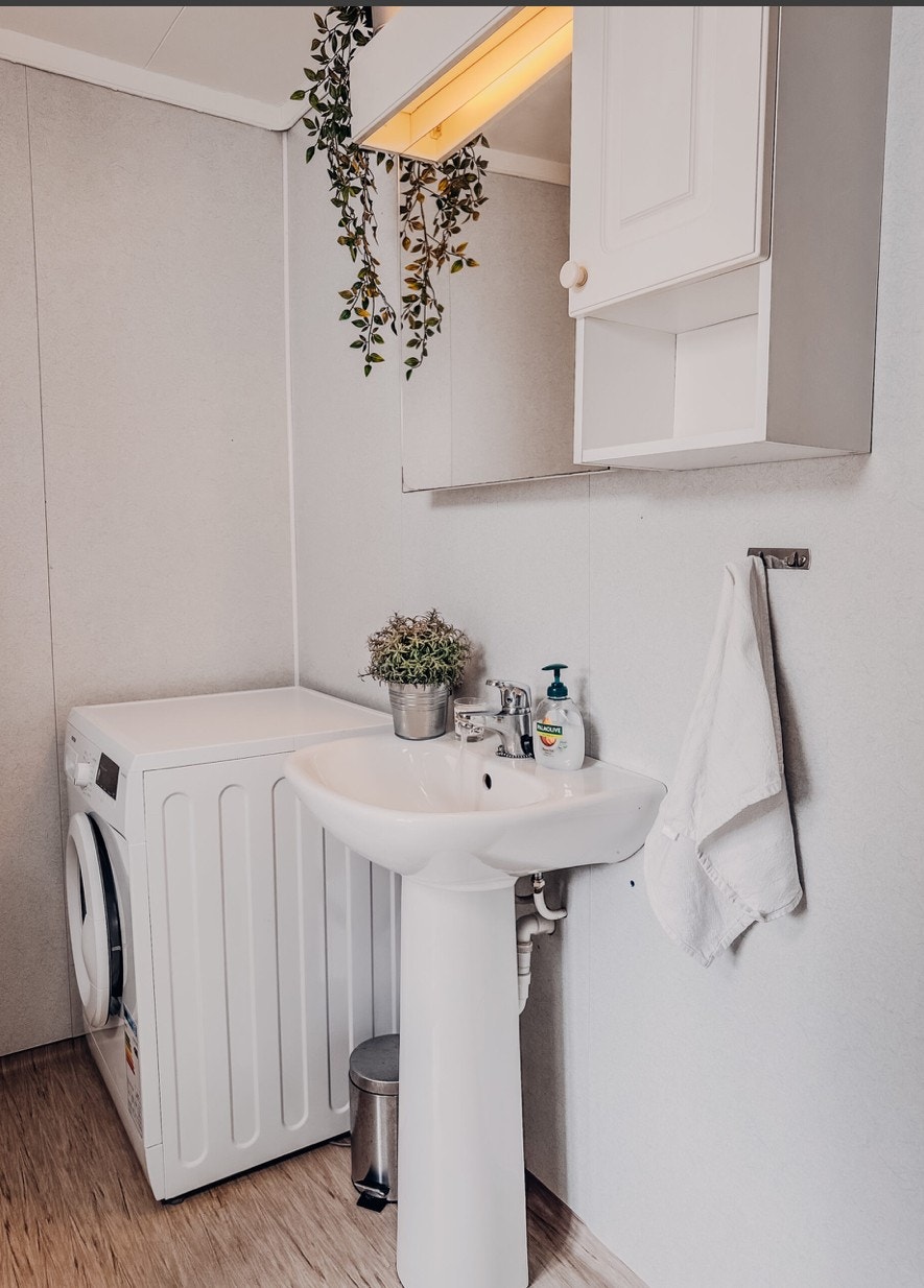 Bad med vaskemaskin Galleribilde