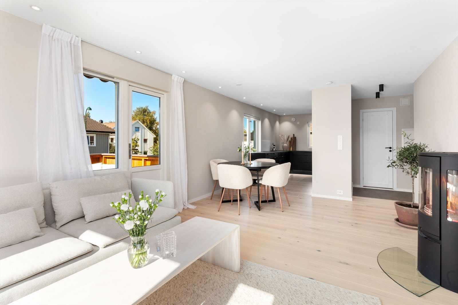 Stor lys stue med god plass til både sofagruppe og spisebord. Galleribilde