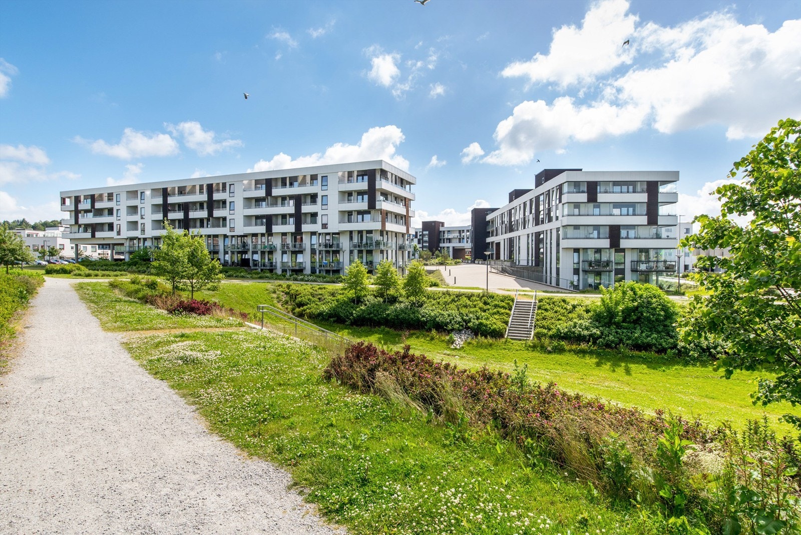 Tastatunet grenser til en koselig park. Galleribilde