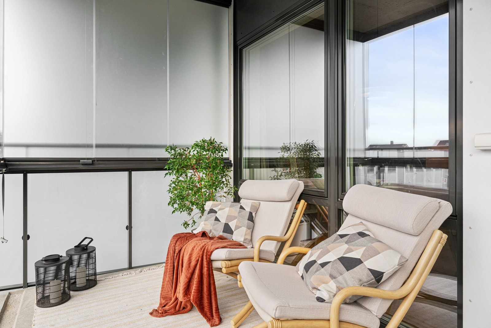 Balkongen er vendt mot sør-vest, og har fine solforhold. Galleribilde