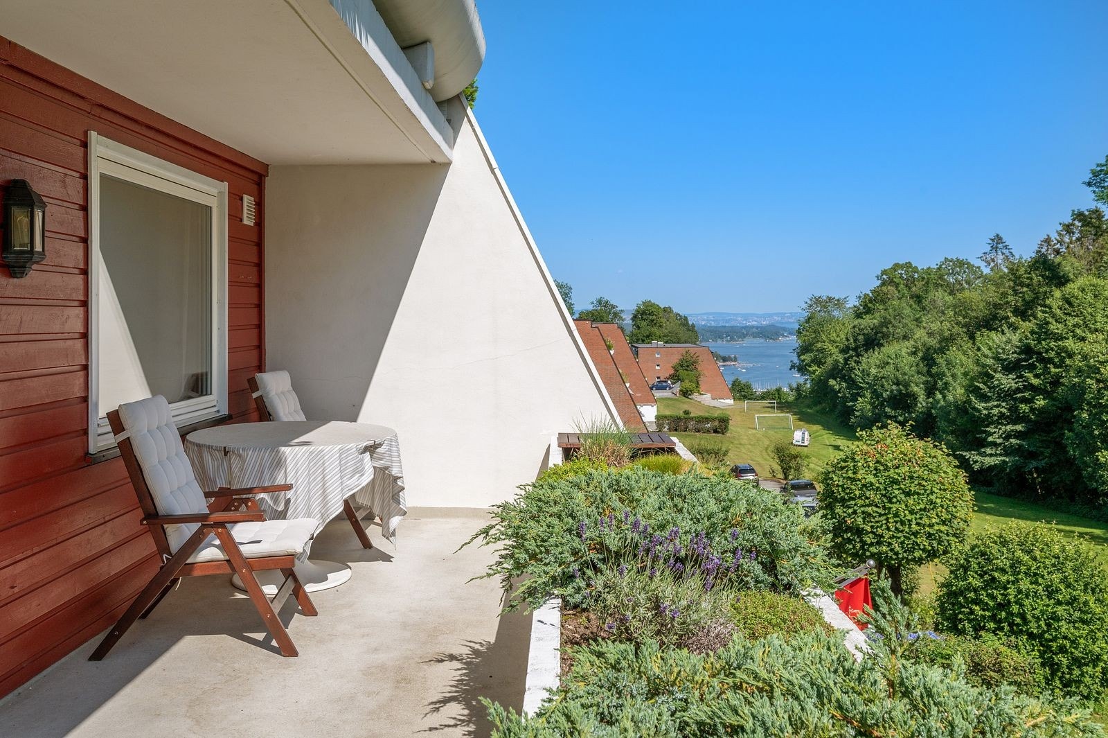 Utsikt mot fjorden og stor balkong med utsikt mot oslofjorden Galleribilde