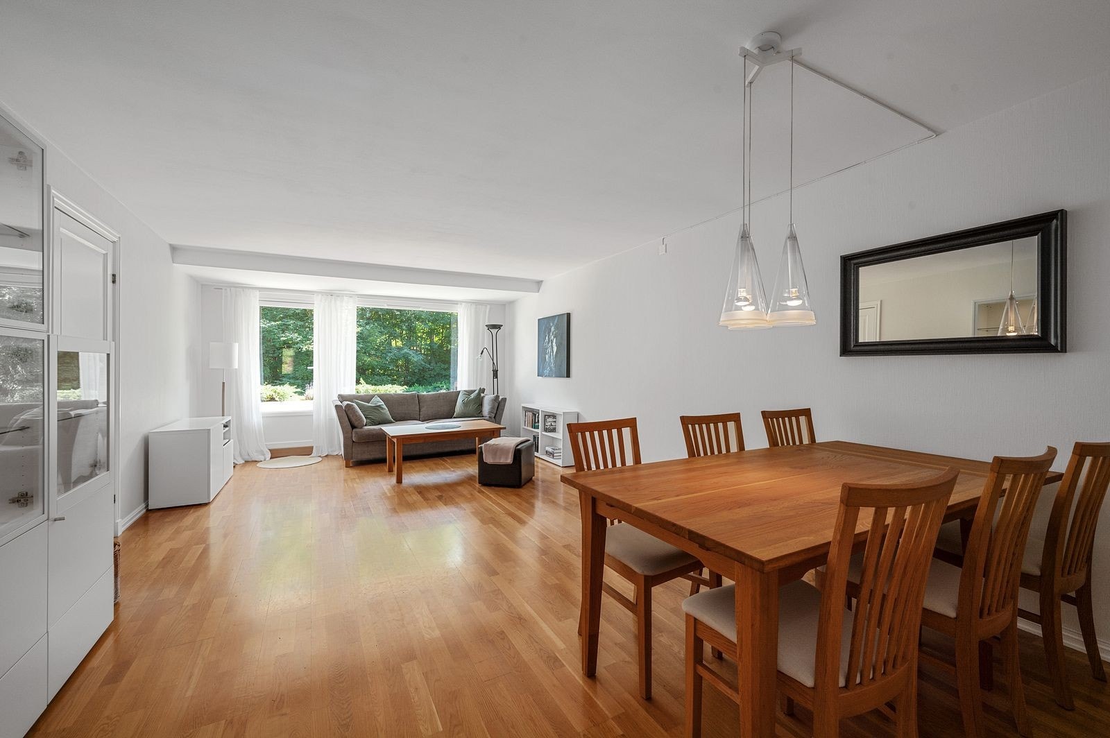 Stor stue med plass til spisebord og sittegruppe Galleribilde