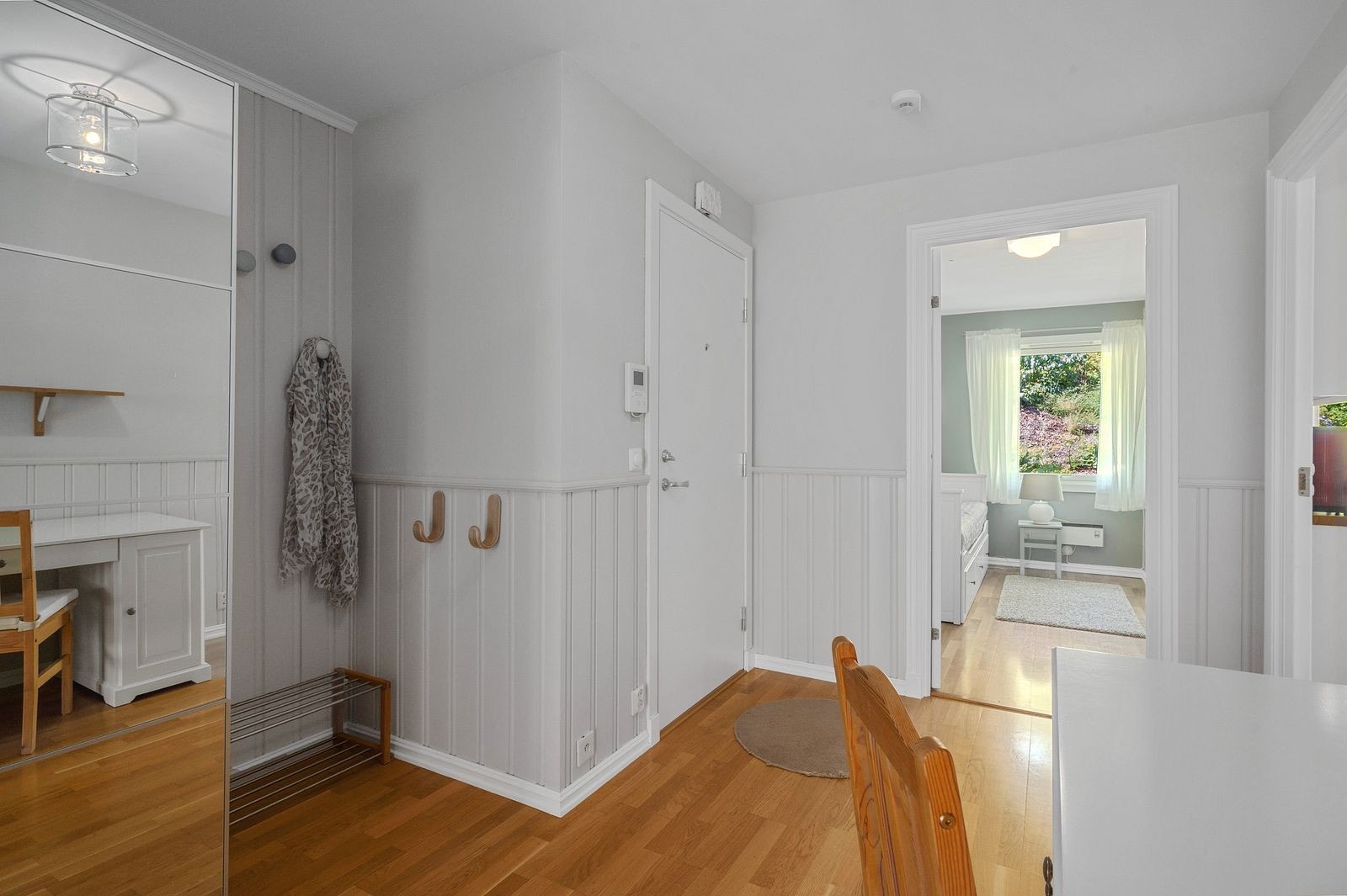 Entré med god oppbevaring til sko og klær Galleribilde