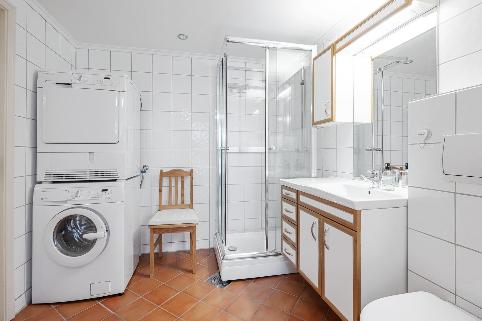 Badet har varmekabler og både vaskemaskin og tørketrommel Galleribilde