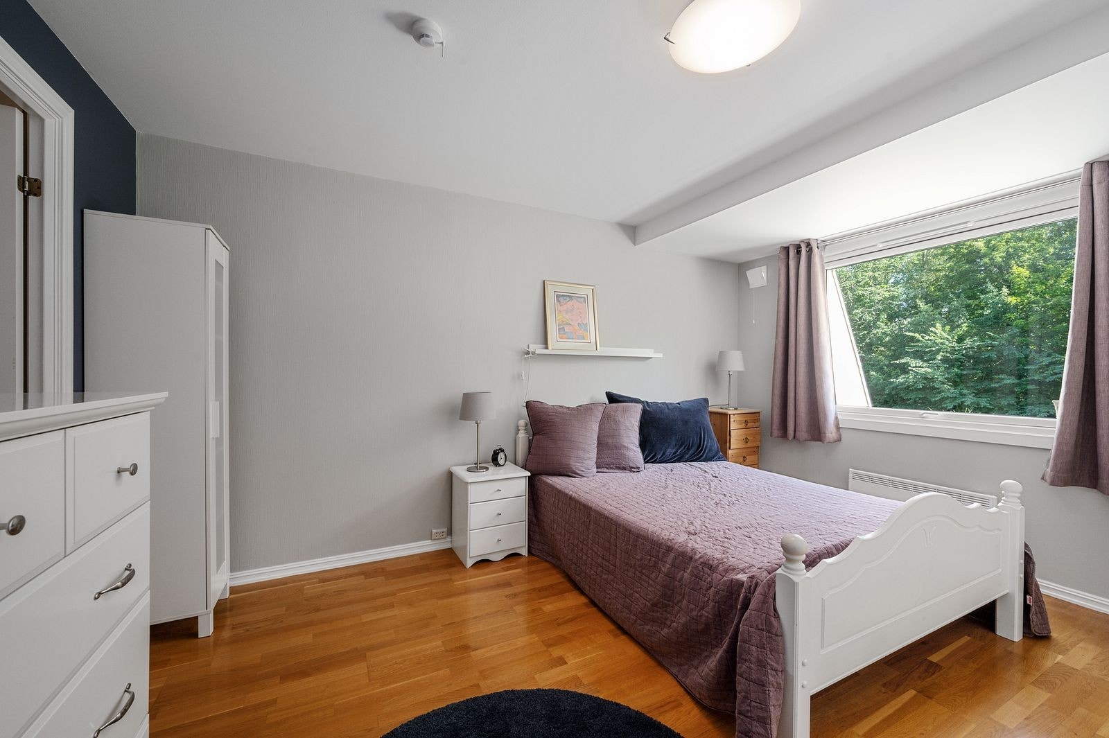 Hovedsoverommet er stort og plass til dobbeltseng Galleribilde