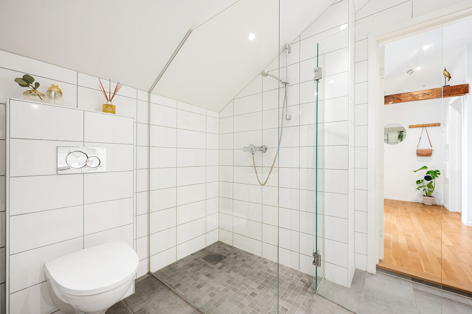 Stor dusj med dør/vegger i herdet glass. Galleribilde