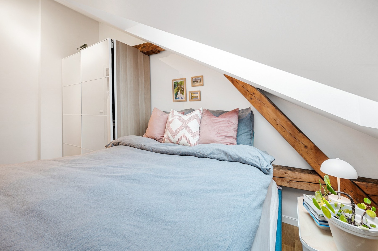 Soverommet har plass til dobbeltseng og garderobeskap. Galleribilde