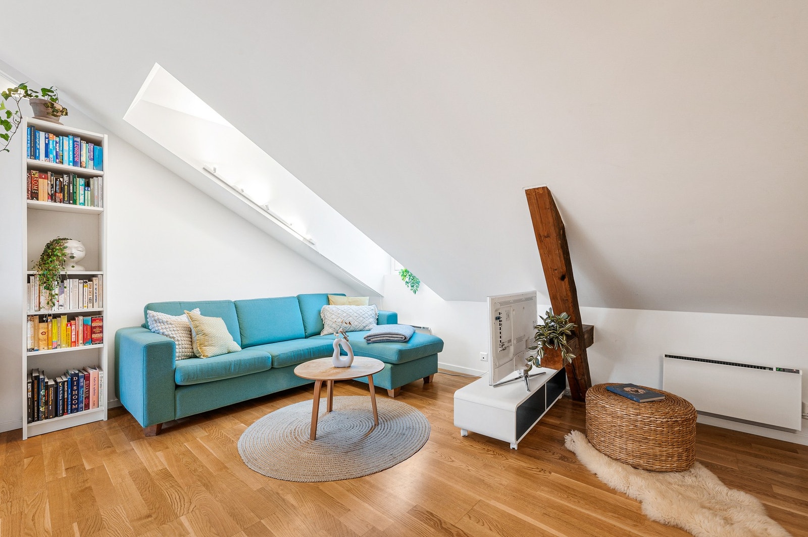 Med hele 47 kvm gulvareal og store vindusflater føles boligen romslig og åpen. Galleribilde