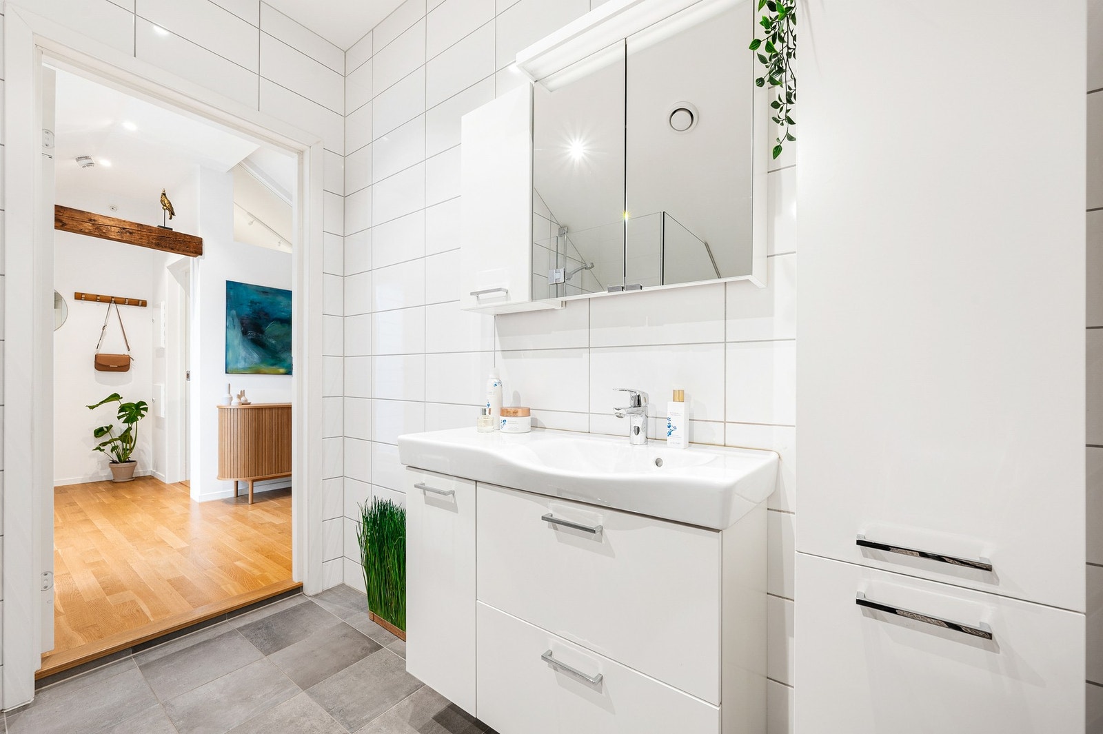 Godt med skapplass på badet. Galleribilde