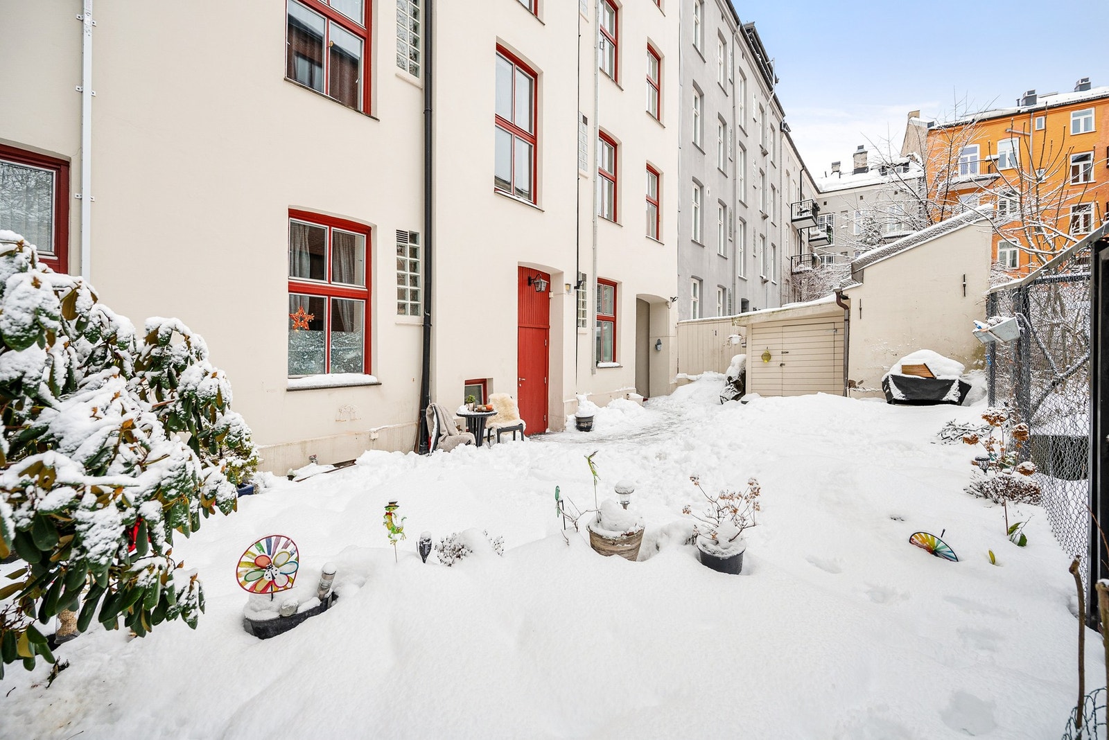 Sykkelstativ og felles oppbevaringsskur i bakgården. Galleribilde