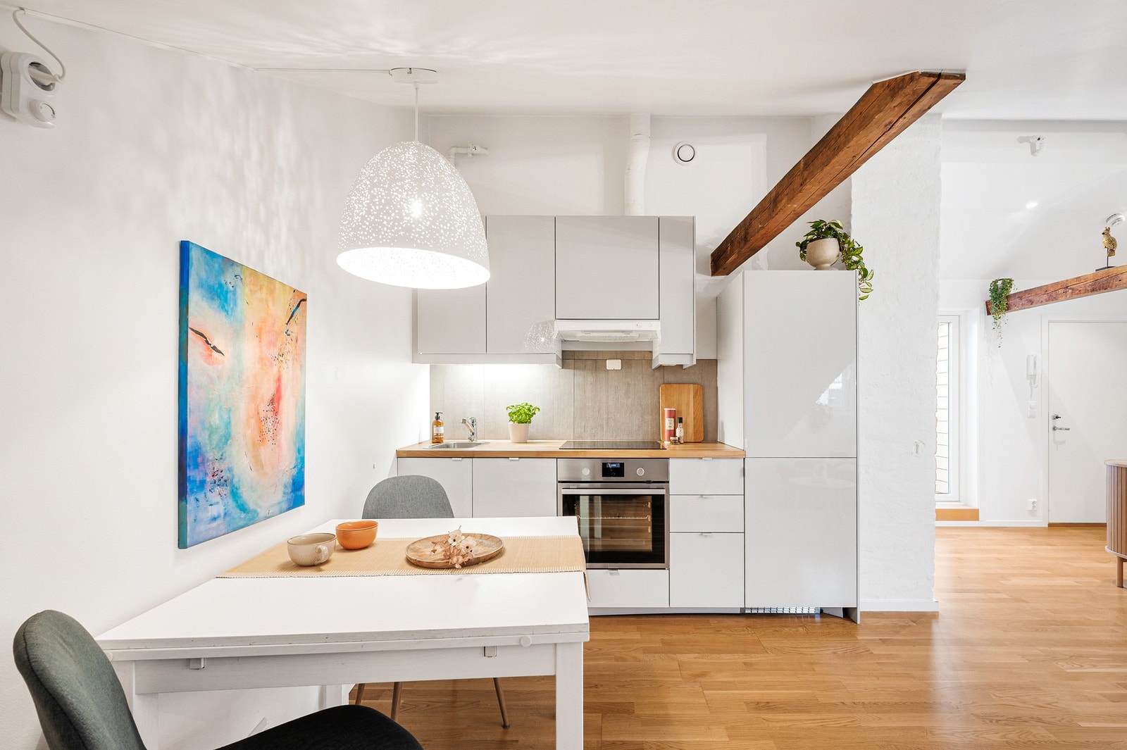 Kjøkkenet har integrert oppvaskmaskin, kjøl/fryseskap, stekeovn og induksjon platetopp. Galleribilde