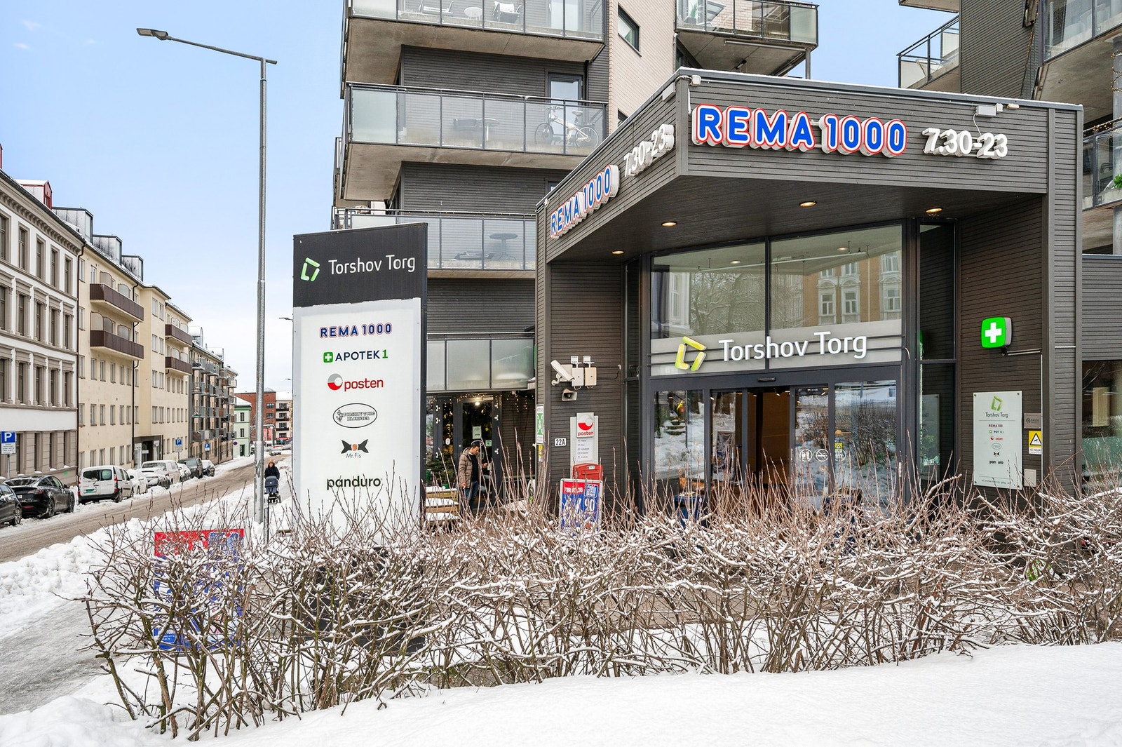 I umiddelbar nærhet (rett over veien) finner du Torshov Torg med diverse servicetilbud, blant annet dagligvarekjeden Rema 1000. Galleribilde