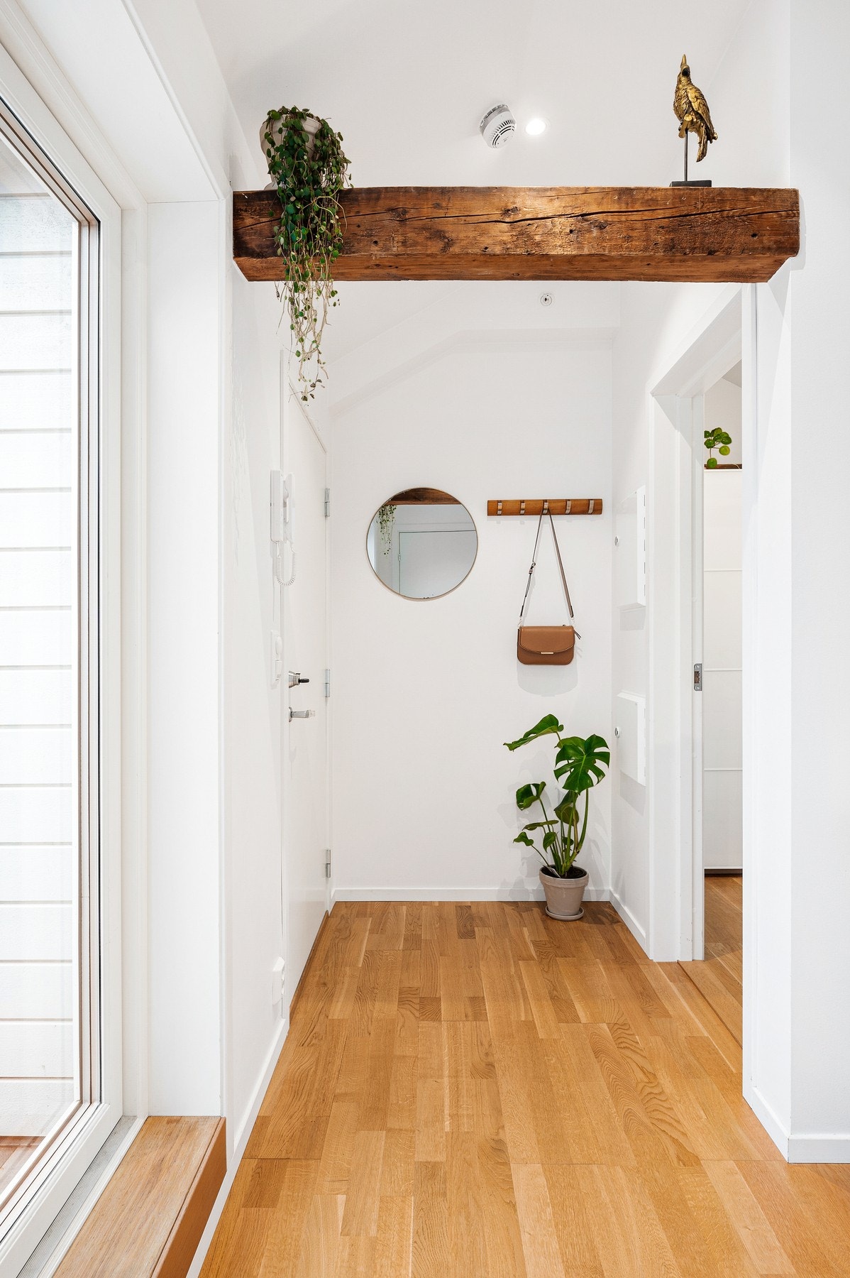 Lys og innbydende entré med plass for å henge fra seg yttertøy. Galleribilde