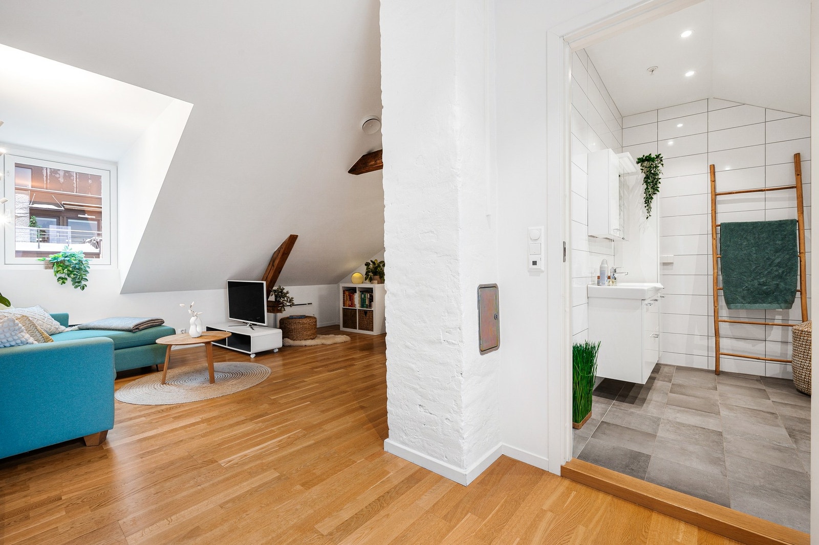 Takbjelkene fungerer også som en subtil romdeler mellom stue og kjøkken. Galleribilde