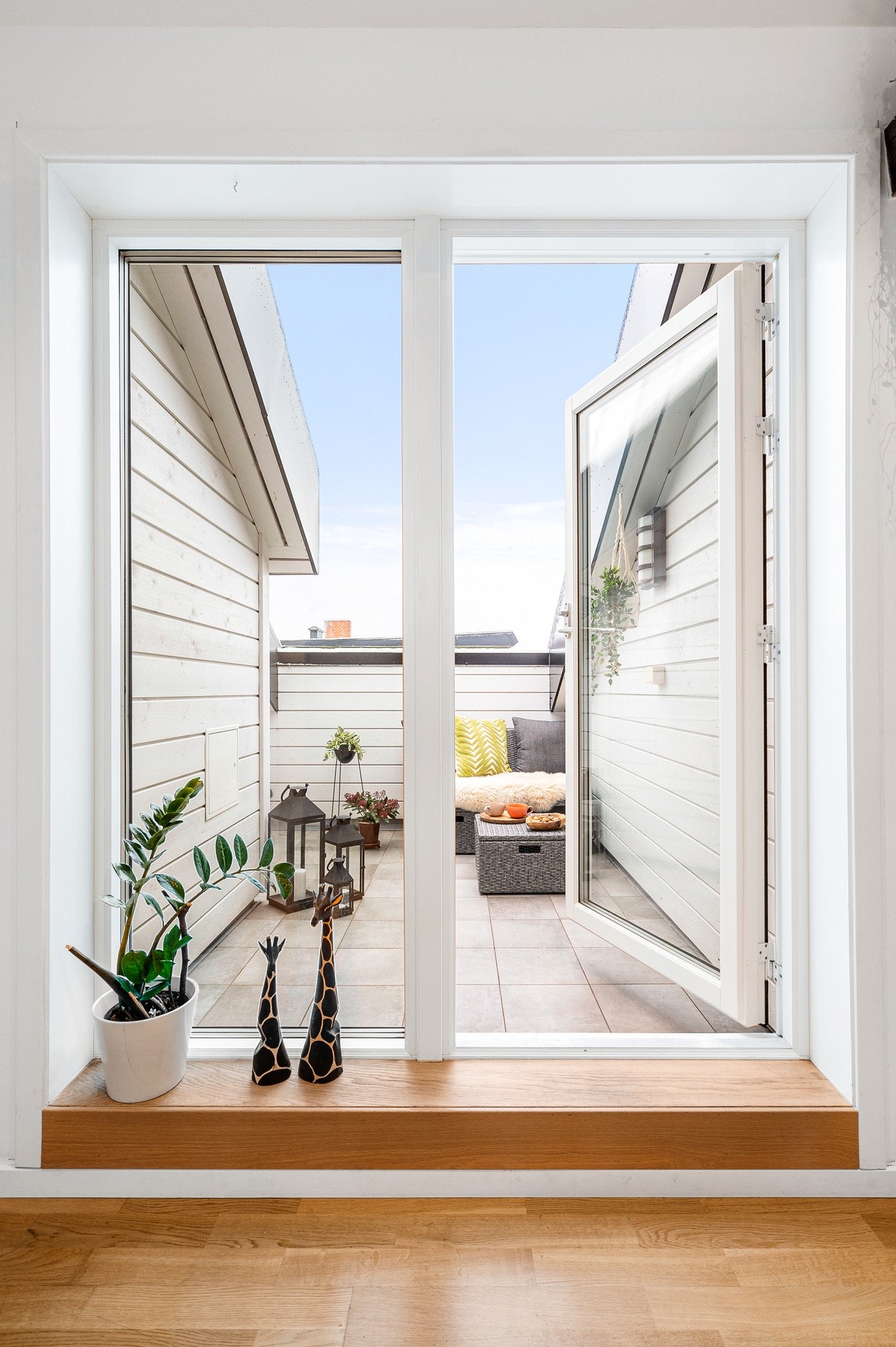 Ved entréen/gangen er det utgang til privat takterrasse. Med stort vindu og balkongdør blir din private takterrasse en flott forlengelse av stuen. Galleribilde