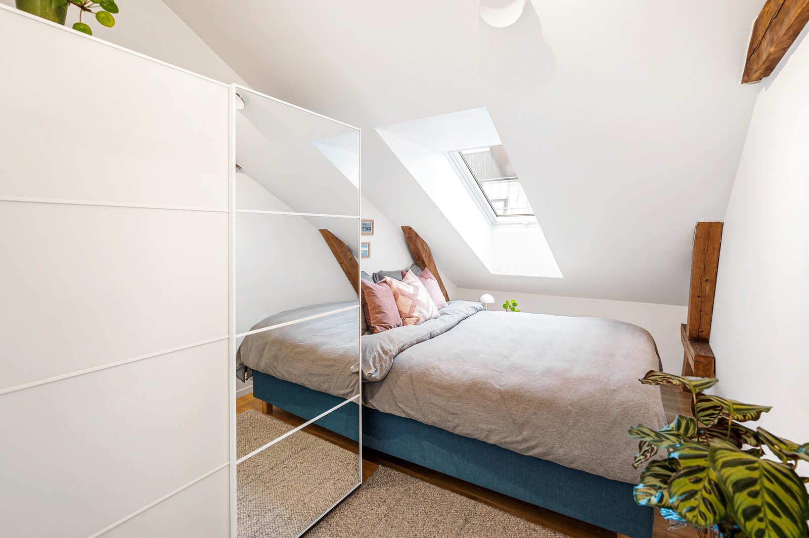 På soverommet får du plass til både dobbeltseng og garderobeløsninger. Galleribilde
