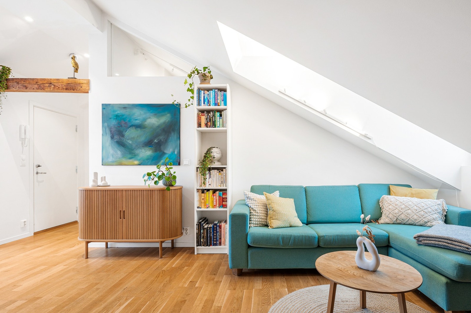 Velkommen til denne unike og arealeffektive 2-roms loftsleiligheten fra 2017! Galleribilde