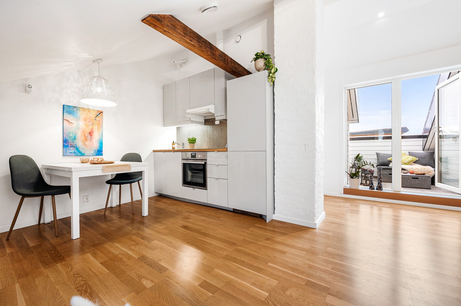 Kjøkkenet ligger fint til i hjørnet av stuerommet, en sosial og praktisk løsning. Galleribilde