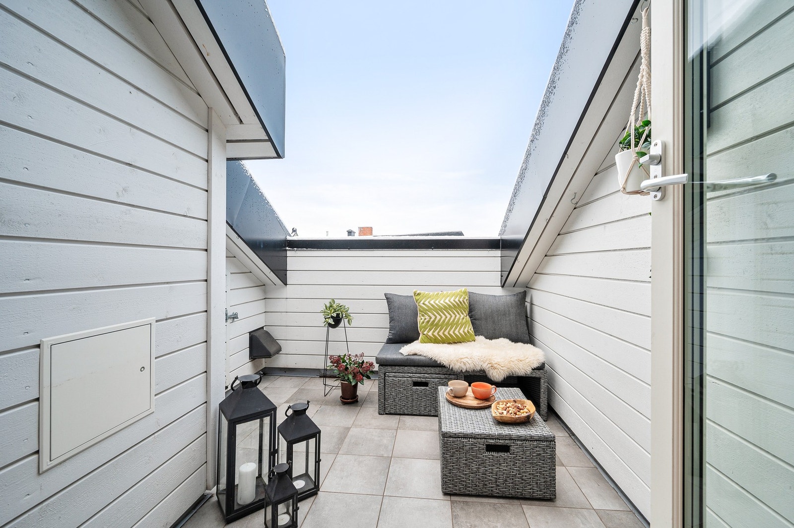 Boligen byr på blant annet en privat takterrasse som gir deg gode solforhold på sommerstid. Det er varmekabler i gulvet som gjør det enklere å holde takterrassen fri for snø på vinteren. Galleribilde