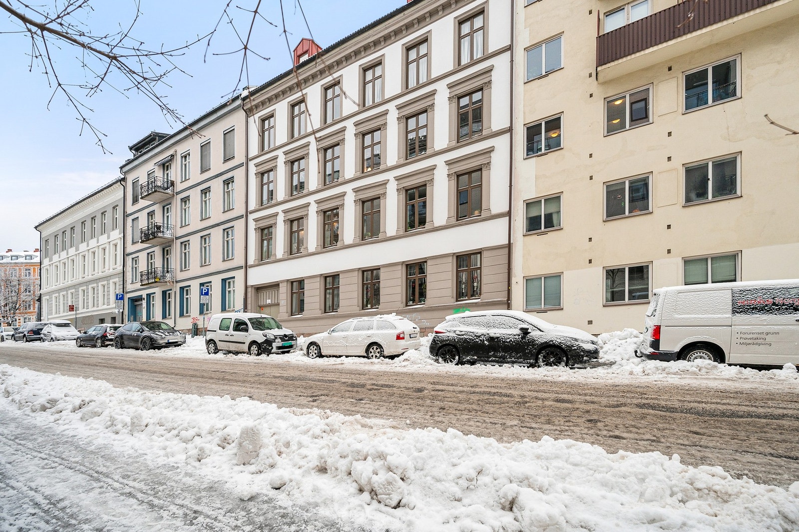 Det er mulig å søke om beboerparkering hos Oslo kommune. Ellers er det gateparkering etter gjeldende bestemmelser. Galleribilde