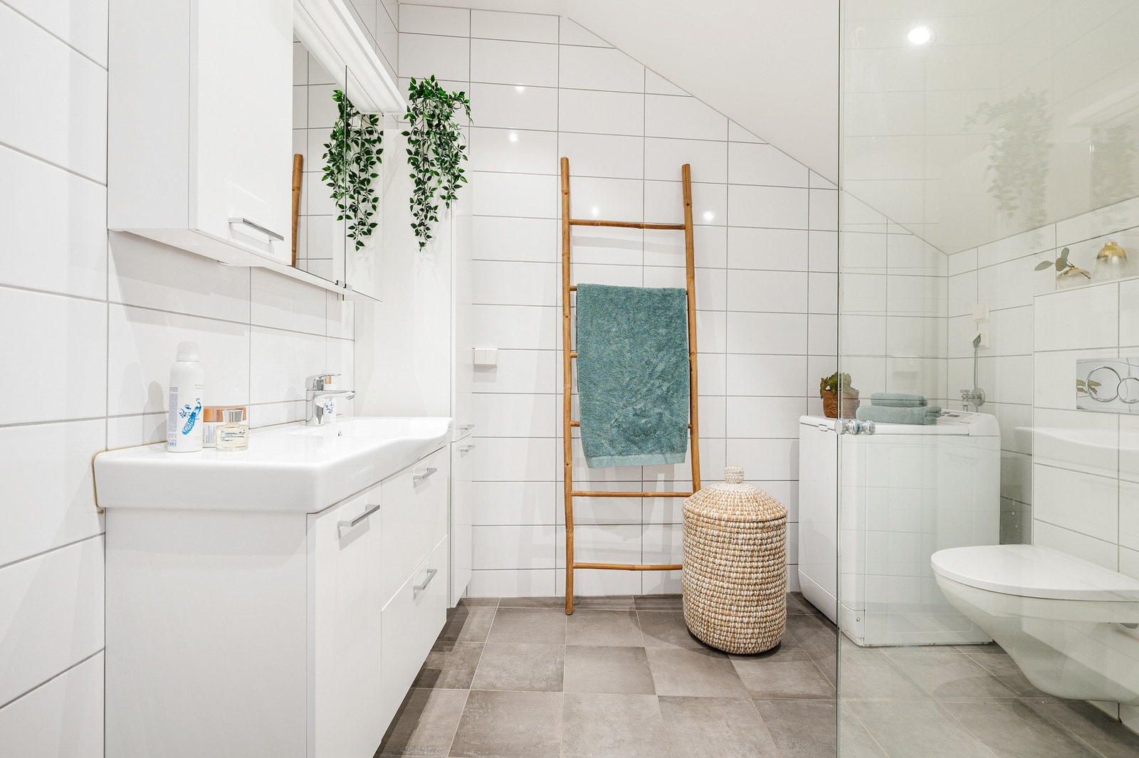 Lekkert, flislagt bad med gulvvarme og opplegg for vaskemaskin. Galleribilde