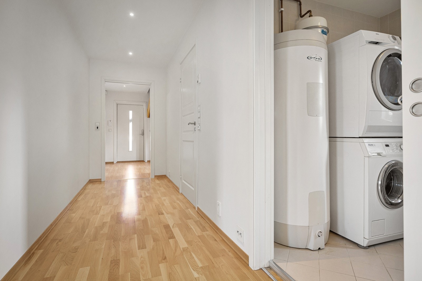 Separat vaskerom i 1.etasje Galleribilde