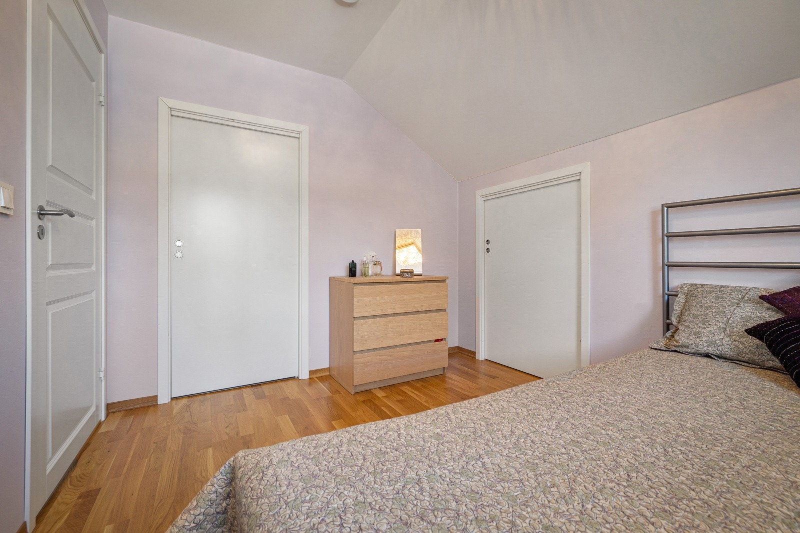 Det ene soverommet har tilkomst til walk-in closet og bod Galleribilde