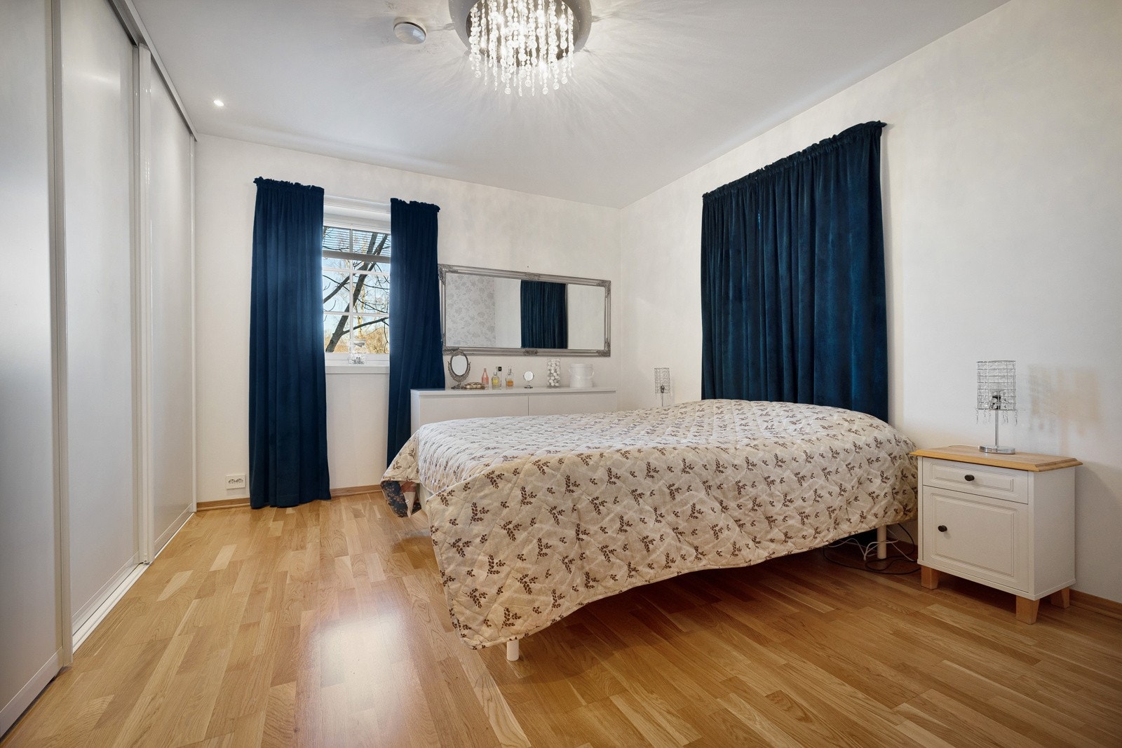 I 1.etasje har man et soverom med skyvedørsgarderobe Galleribilde